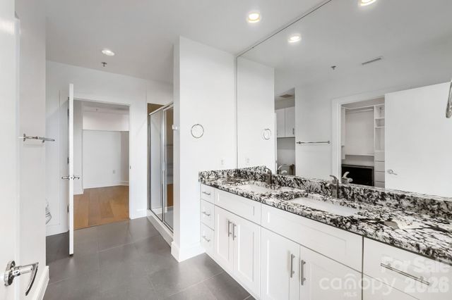 333 W Trade Street W 2002, Charlotte, NC 28202