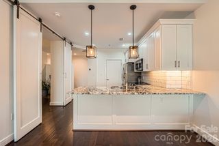 333 W Trade Street W 2002, Charlotte, NC 28202