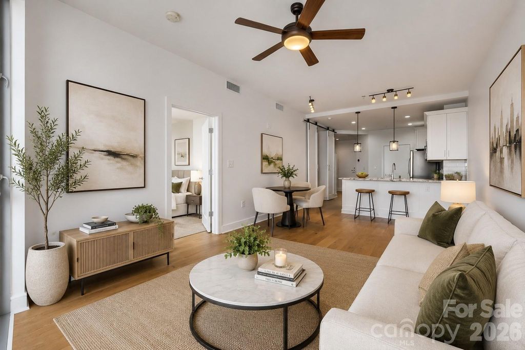 333 W Trade Street W 2002, Charlotte, NC 28202