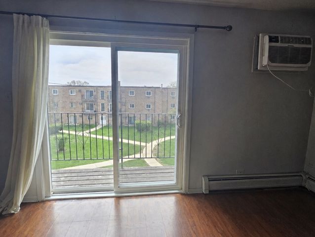155 W Elk Trail 354, Carol Stream, IL 60188