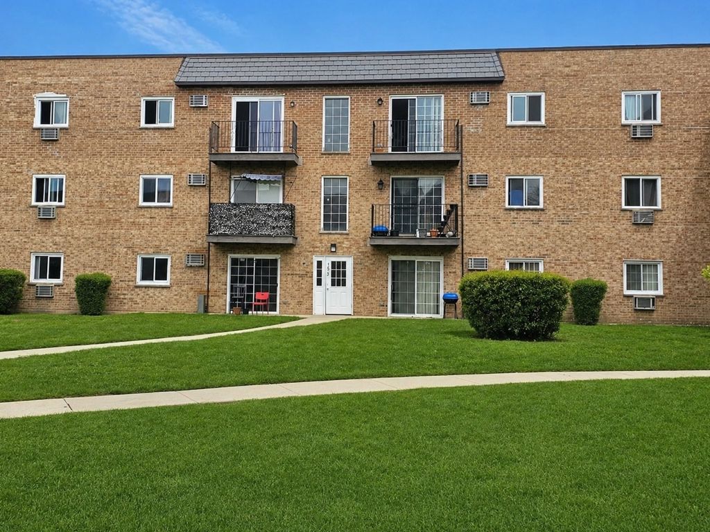 155 W Elk Trail 354, Carol Stream, IL 60188