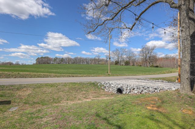 980 White Rd, Portland, TN 37148