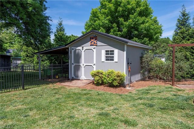 131 Parsonage Drive, Advance, NC 27006