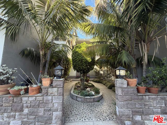 742 S Plymouth Boulevard 3, Los Angeles, CA 90005