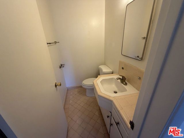 742 S Plymouth Boulevard 3, Los Angeles, CA 90005