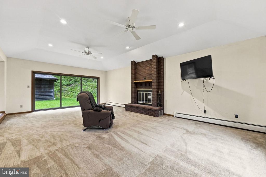 Image 11 of property listing at 1652 POTTSTOWN PIKE, Glenmoore, PA 19343