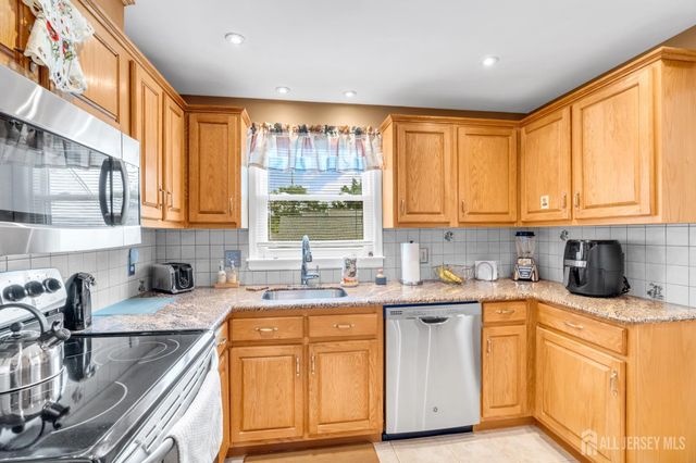 194 Madison Lane N, Monroe, NJ 08831