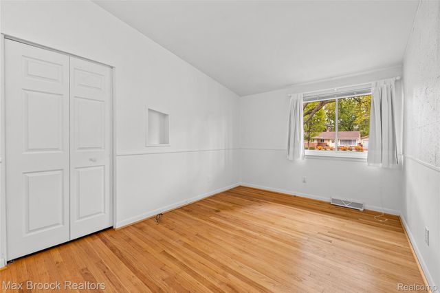 260 Lyons Drive, Troy, MI 48083