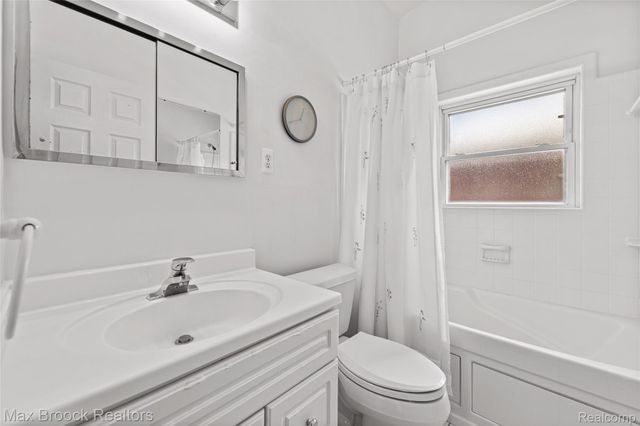 260 Lyons Drive, Troy, MI 48083
