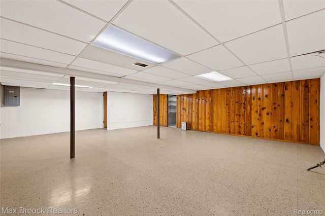 260 Lyons Drive, Troy, MI 48083