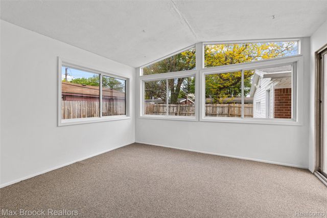 260 Lyons Drive, Troy, MI 48083