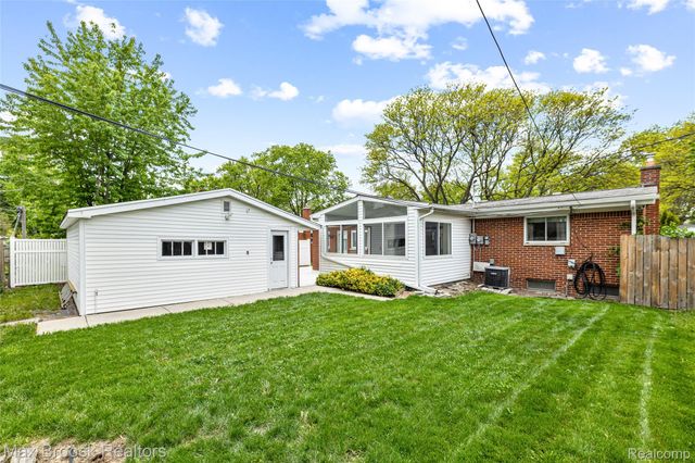 260 Lyons Drive, Troy, MI 48083