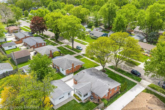 260 Lyons Drive, Troy, MI 48083