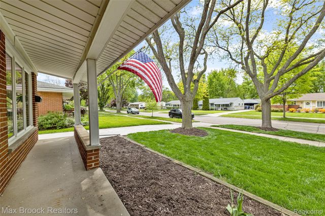 260 Lyons Drive, Troy, MI 48083