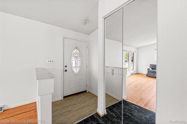 260 Lyons Drive, Troy, MI 48083