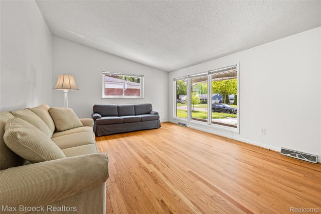 260 Lyons Drive, Troy, MI 48083