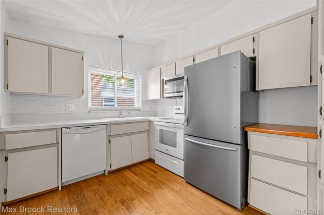 260 Lyons Drive, Troy, MI 48083