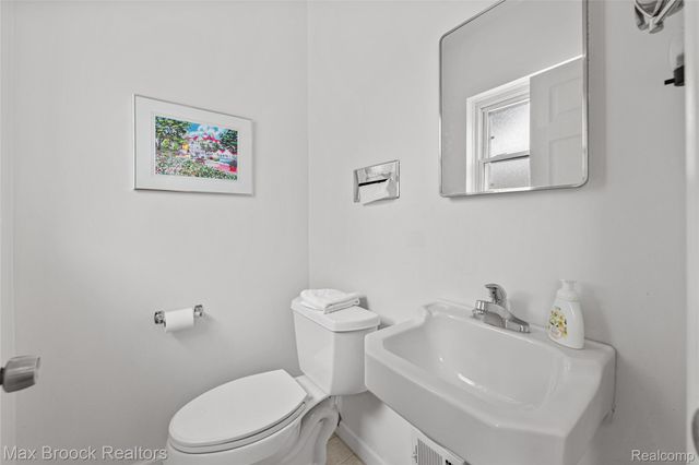 260 Lyons Drive, Troy, MI 48083