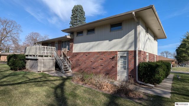 8001 Sandalwood Drive, Lincoln, NE 68510