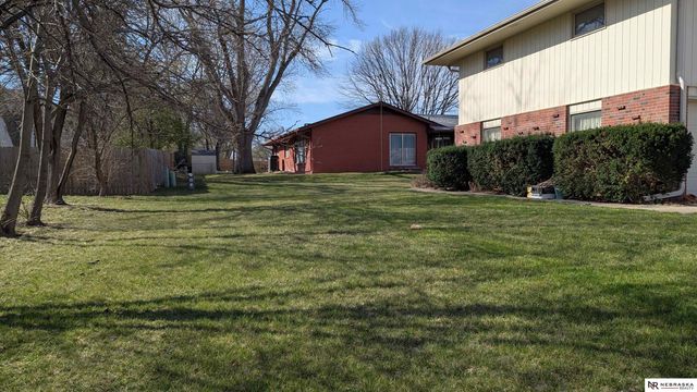 8001 Sandalwood Drive, Lincoln, NE 68510