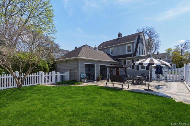 11 Oakland Street, Huntington, NY 11743