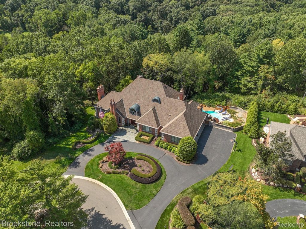 1494 HIGHPOINT, Oakland Charter Township, MI 48306