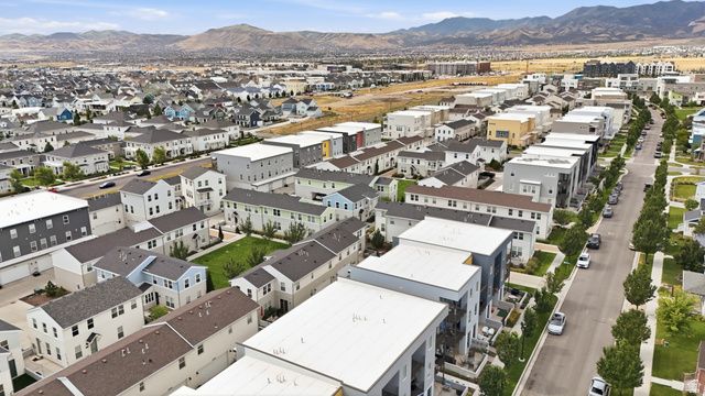 10557 S REDKNIFE DR, South Jordan, UT 84009