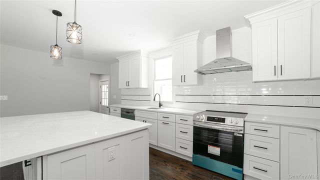 7 Amherst Place, Massapequa, NY 11758