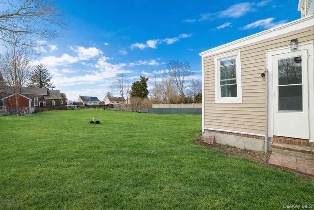 7 Amherst Place, Massapequa, NY 11758