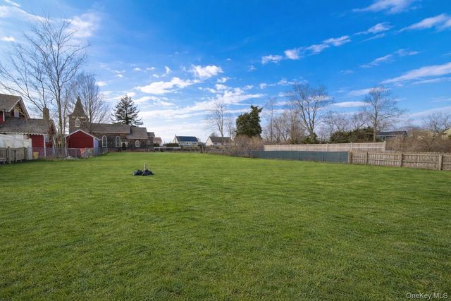 7 Amherst Place, Massapequa, NY 11758