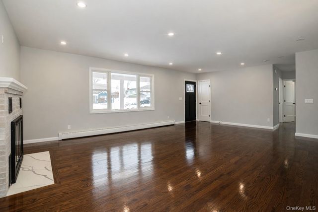 7 Amherst Place, Massapequa, NY 11758