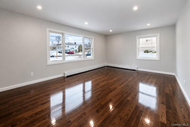 7 Amherst Place, Massapequa, NY 11758