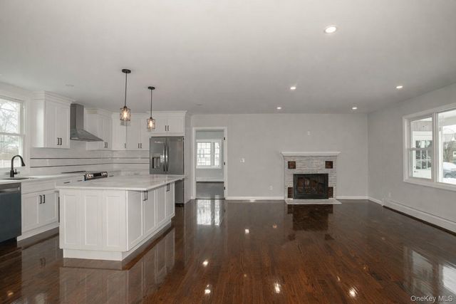 7 Amherst Place, Massapequa, NY 11758