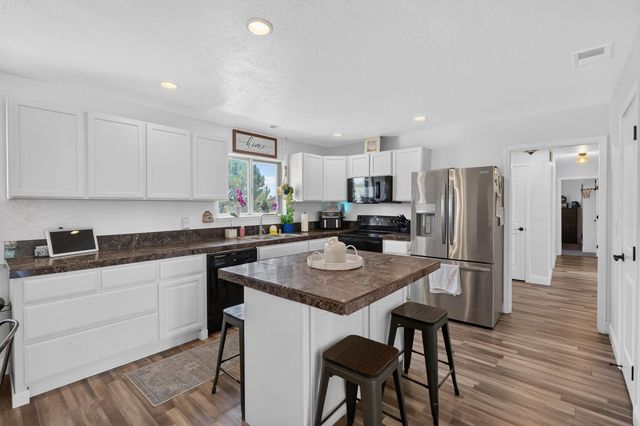11890 Cresthill Dr, Elk Grove, CA 95624