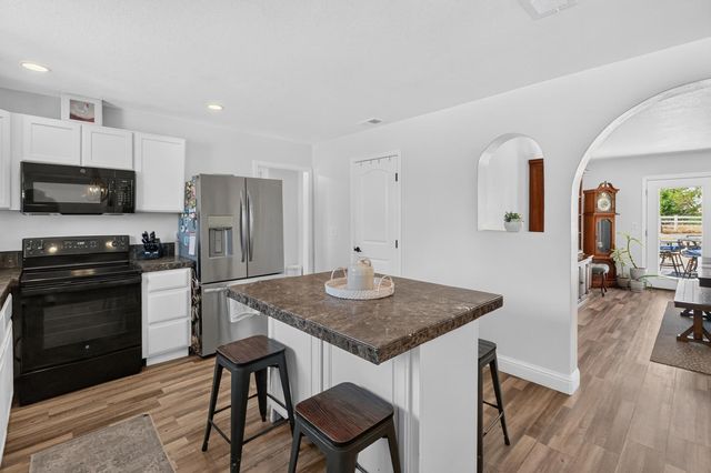 11890 Cresthill Dr, Elk Grove, CA 95624