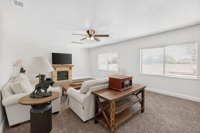 11890 Cresthill Dr, Elk Grove, CA 95624