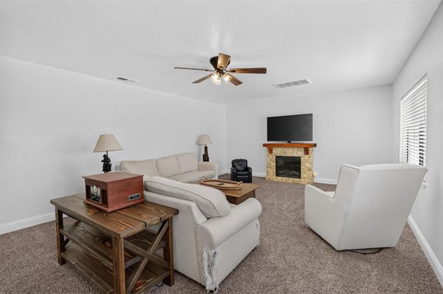 11890 Cresthill Dr, Elk Grove, CA 95624