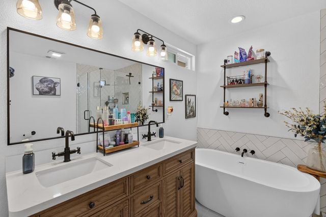 11890 Cresthill Dr, Elk Grove, CA 95624