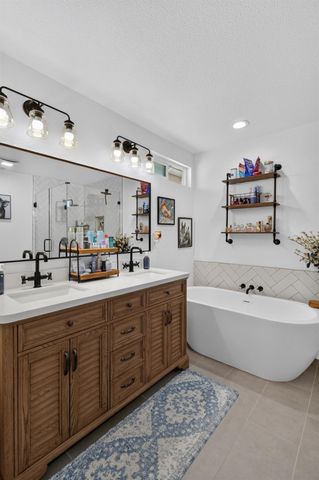 11890 Cresthill Dr, Elk Grove, CA 95624