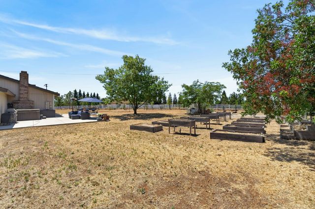 11890 Cresthill Dr, Elk Grove, CA 95624