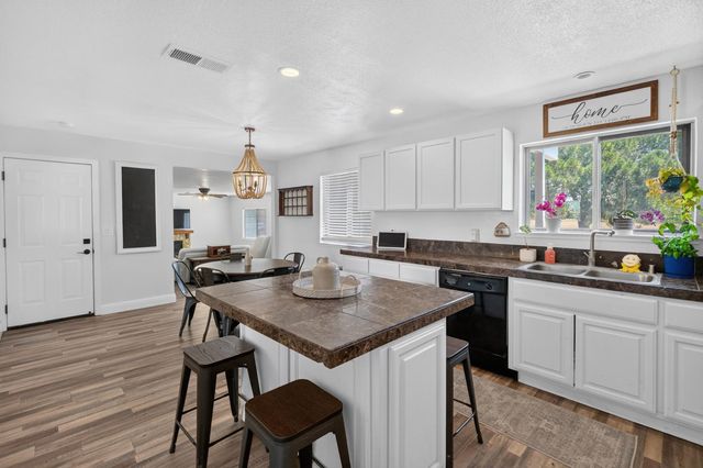 11890 Cresthill Dr, Elk Grove, CA 95624