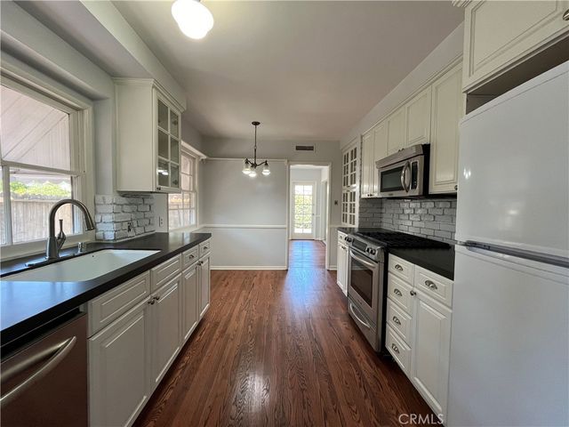22607 Collins Street, Woodland Hills, CA 91367