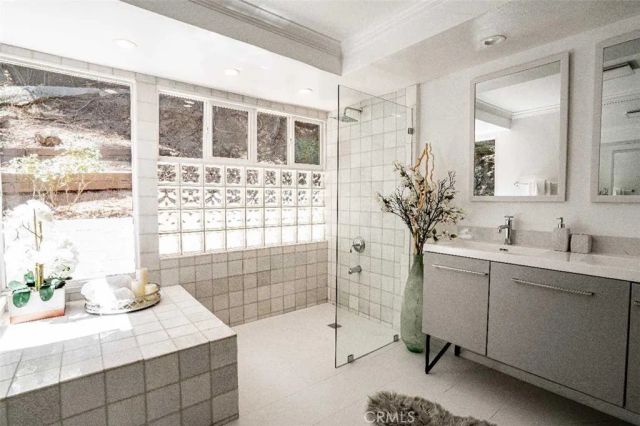 3183 N Laurel Canyon Blvd, Studio City, CA 91604