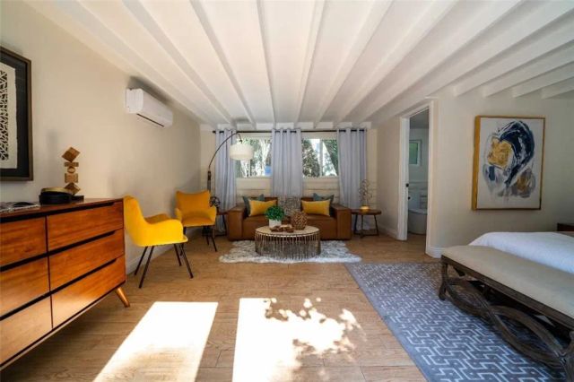 3183 N Laurel Canyon Blvd, Studio City, CA 91604
