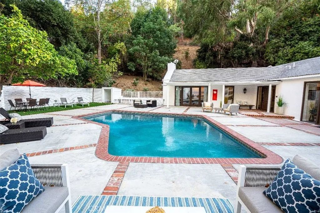 3183 N Laurel Canyon Blvd, Studio City, CA 91604
