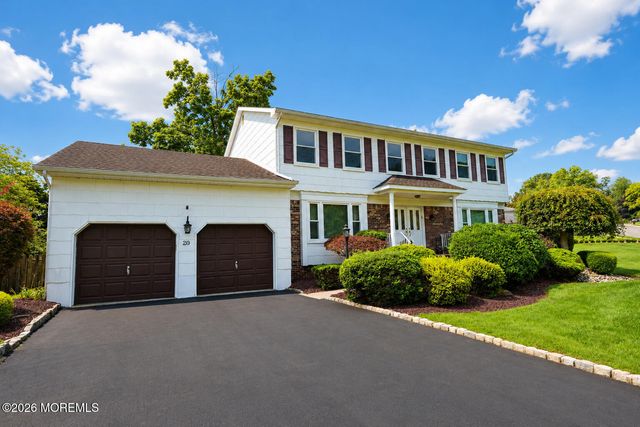 20 Cooperhawk Drive, Manalapan, NJ 07726