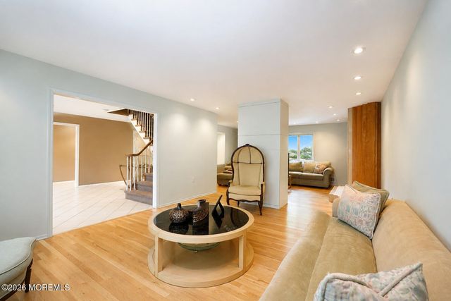 20 Cooperhawk Drive, Manalapan, NJ 07726