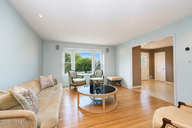20 Cooperhawk Drive, Manalapan, NJ 07726