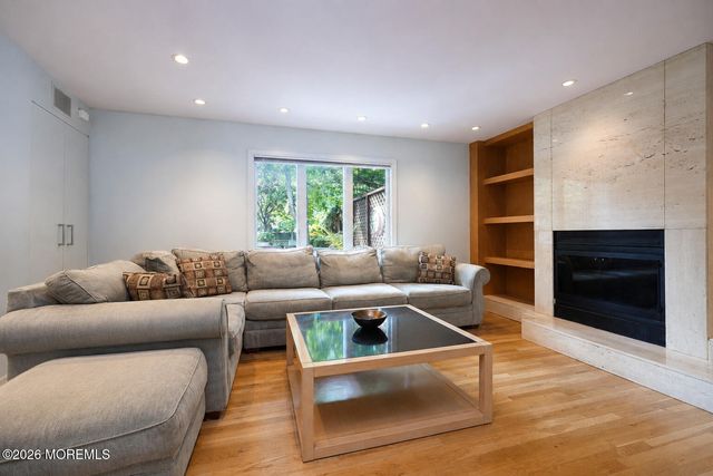 20 Cooperhawk Drive, Manalapan, NJ 07726