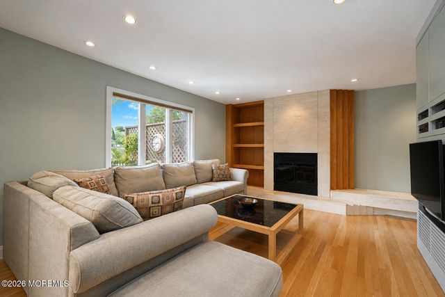 20 Cooperhawk Drive, Manalapan, NJ 07726